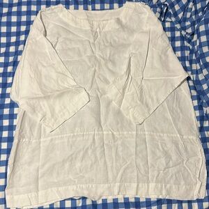 White linen top. Round neck. 3/4 sleeve.